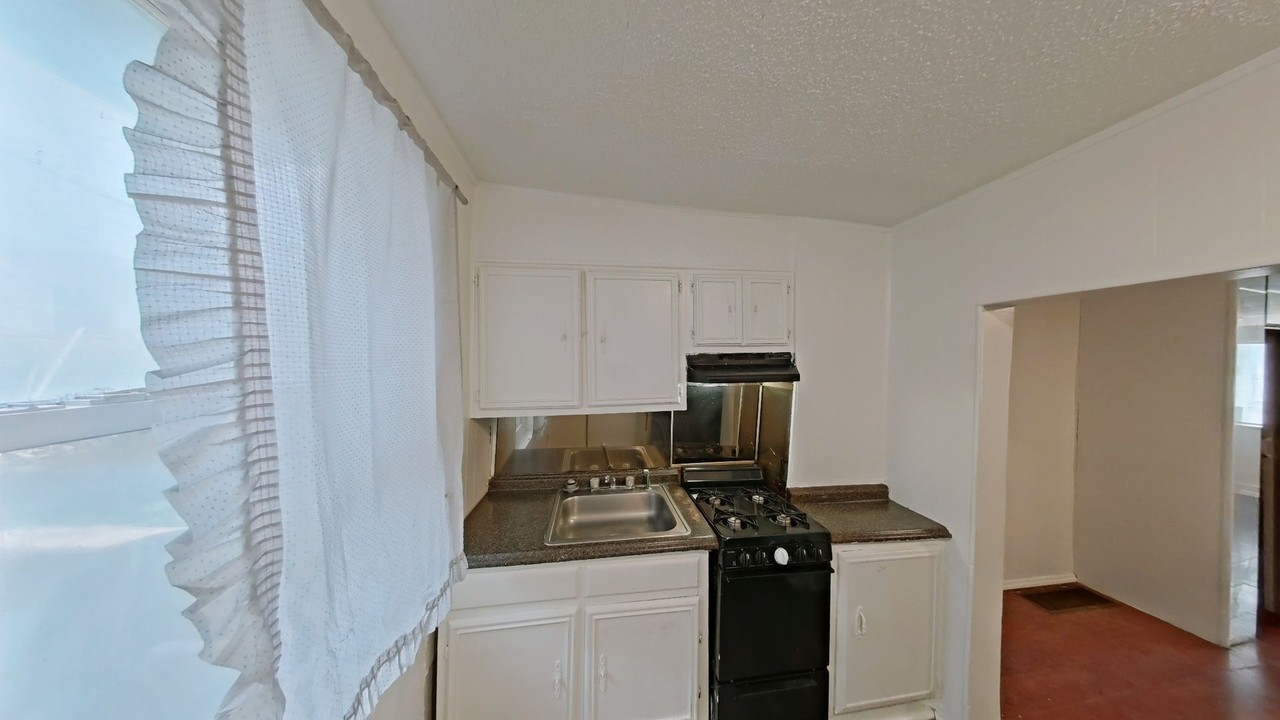216 N Avondale St - Photo 4 of 11