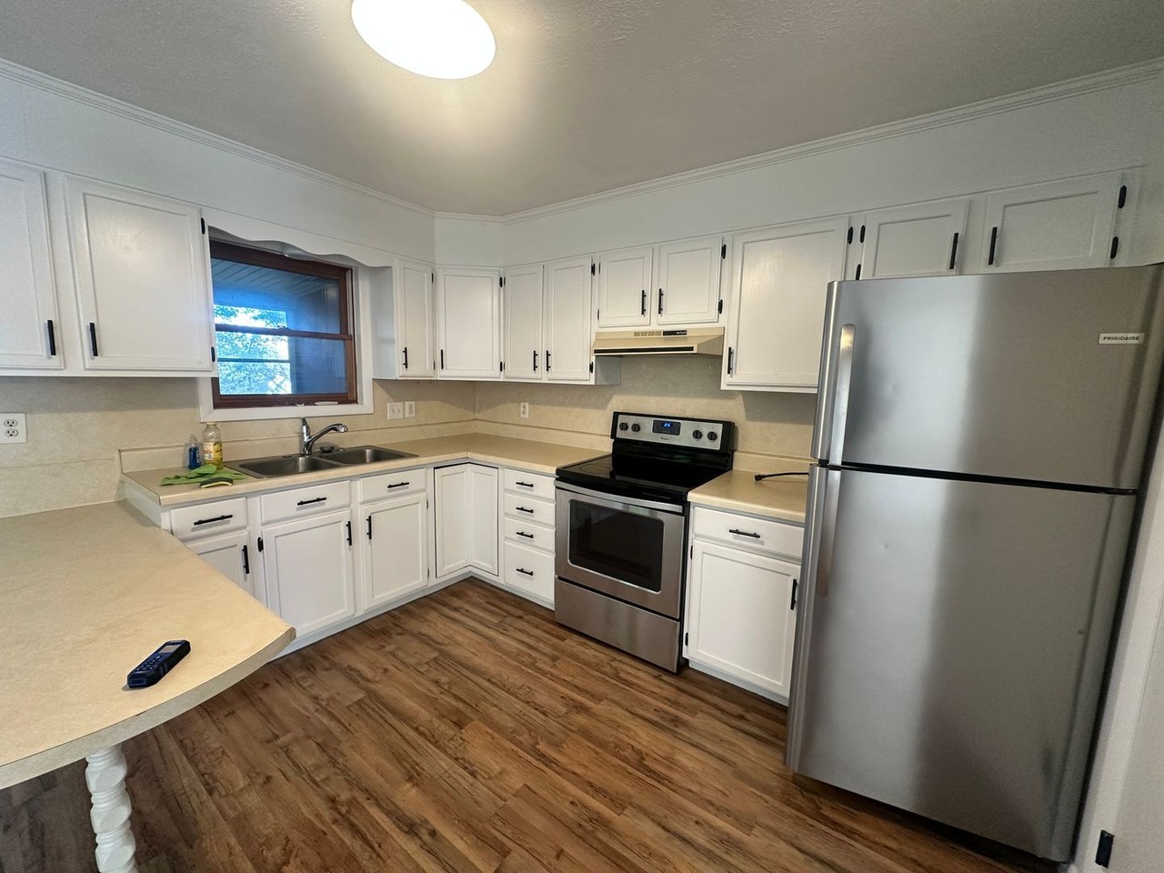 833 Hill St - Photo 7 of 26