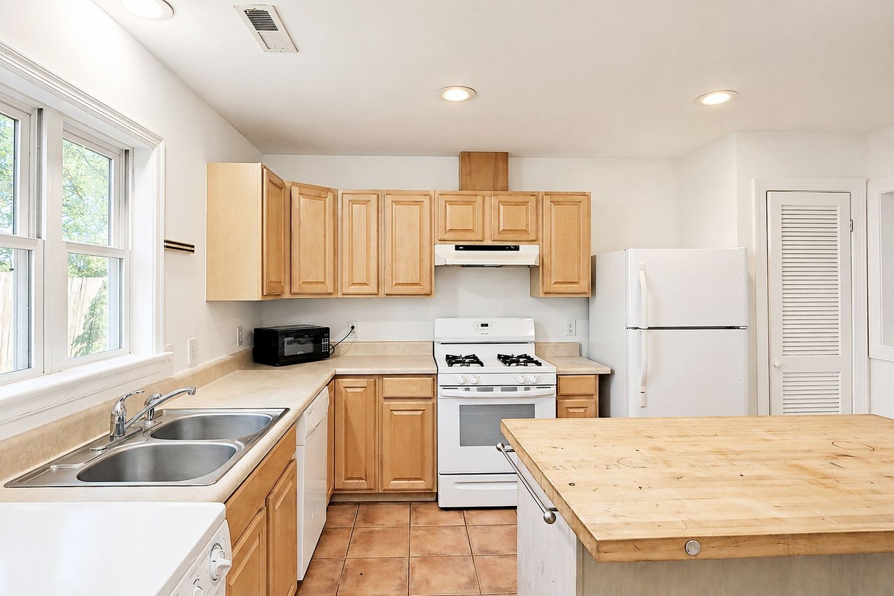 917 West St - Photo 2 of 15