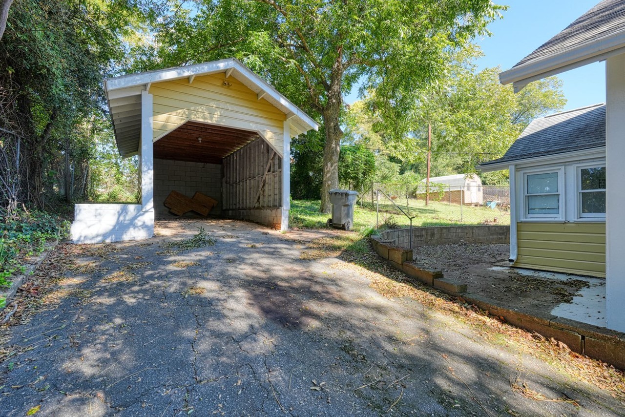 270 Carlisle St - Photo 4 of 28