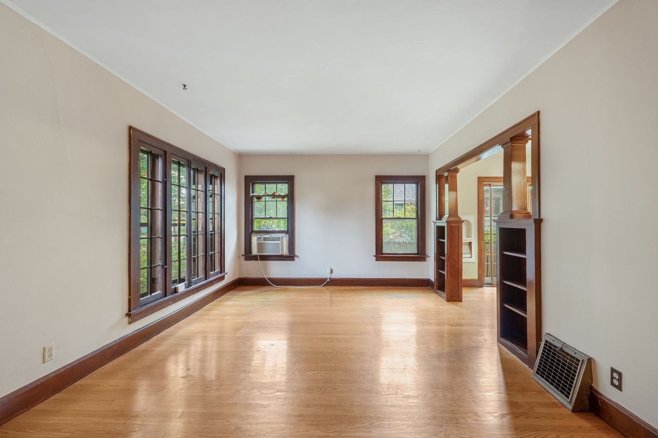 637 W Lakeside St - Photo 2 of 15