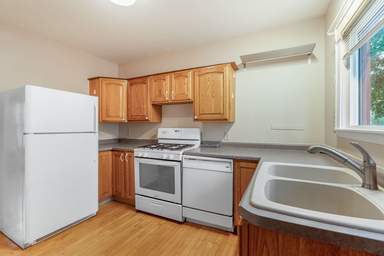 637 W Lakeside St - Photo 4 of 15