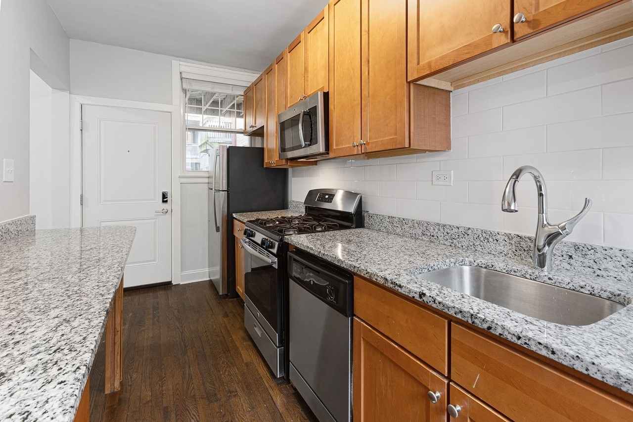 1100 W Glenlake Ave #1stFL - Photo 3 of 18
