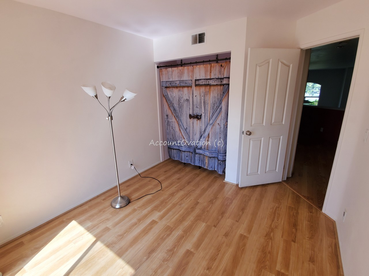 1305 Jamaica Ln - Photo 2 of 11