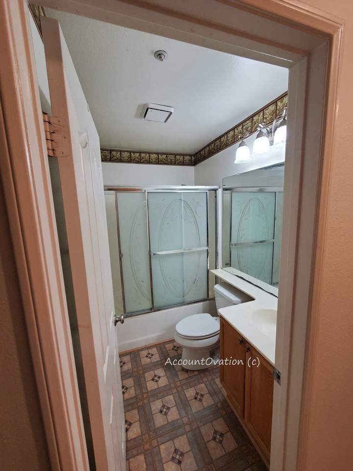 1305 Jamaica Ln - Photo 5 of 11
