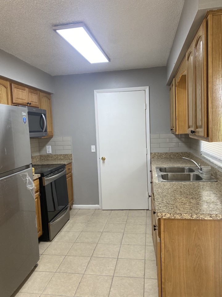 3935 Country Pl #D - Photo 4 of 15