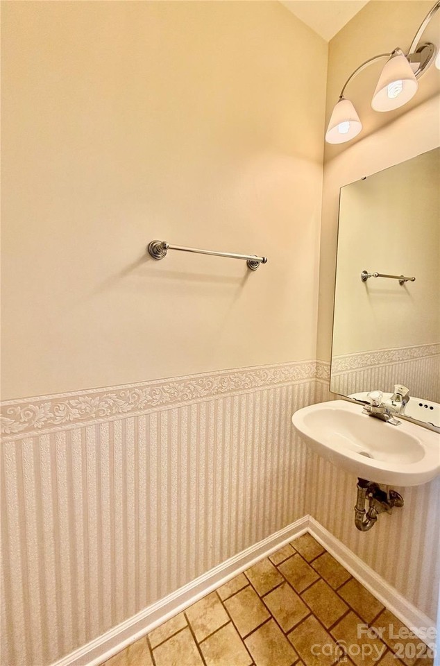 2037 Lennox Square Rd - Photo 4 of 29