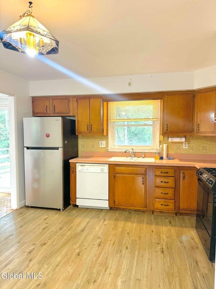 1614 Wendell Ave - Photo 4 of 27