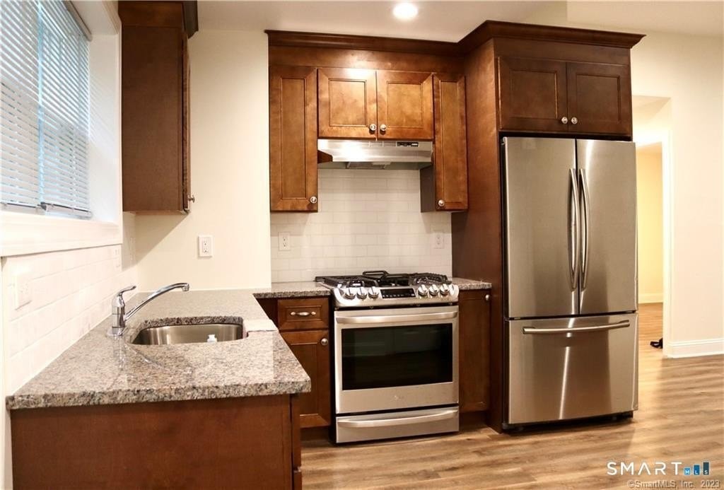 952 Lindley St - Photo 2 of 11