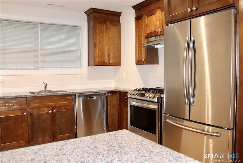 952 Lindley St - Photo 3 of 11