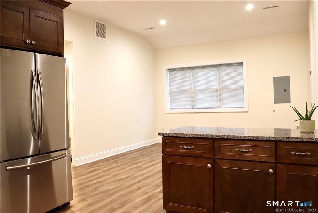 952 Lindley St - Photo 4 of 11