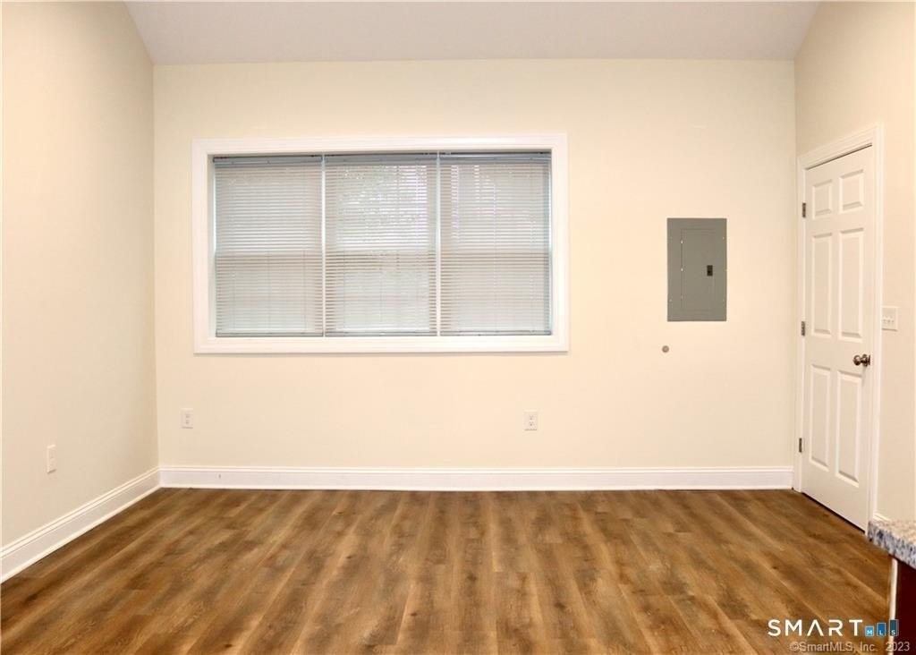 952 Lindley St - Photo 6 of 11