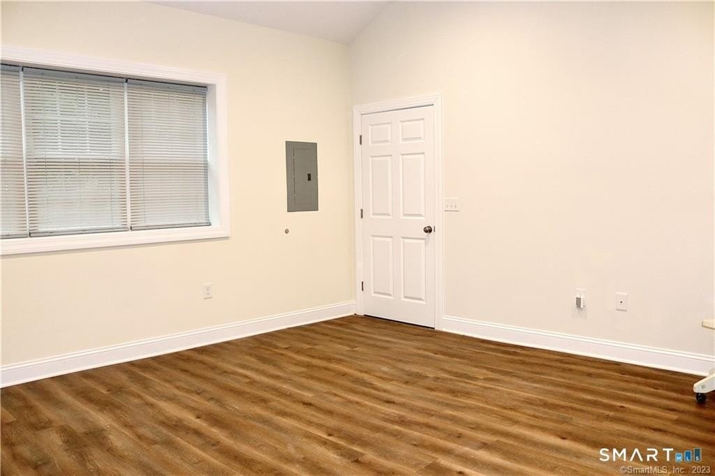 952 Lindley St - Photo 7 of 11