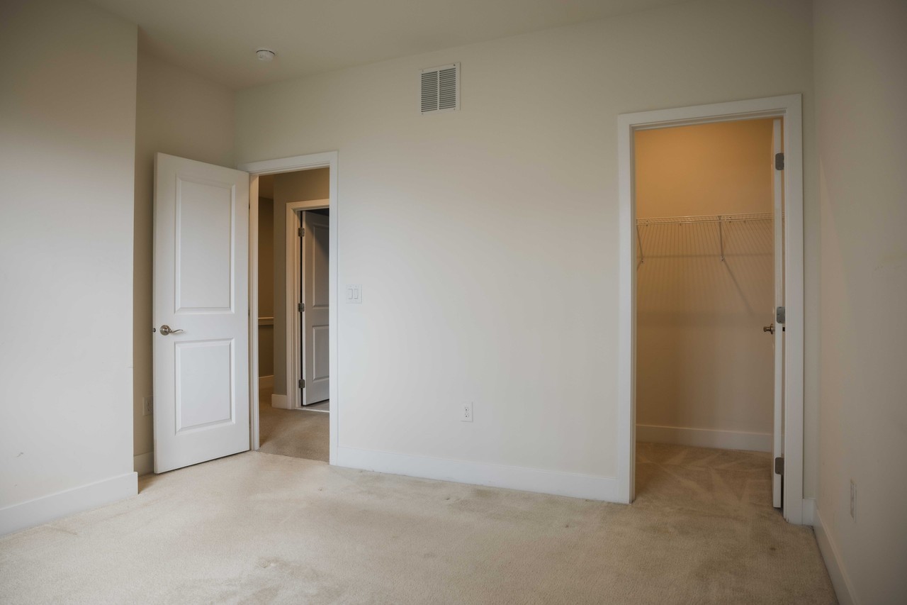 1009 Lakeview Ct #51 - Photo 7 of 33
