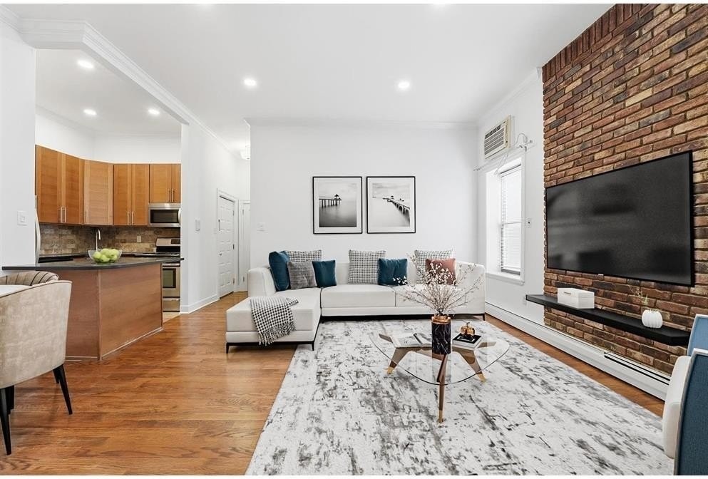 716 Hudson St #6 - Photo 4 of 24