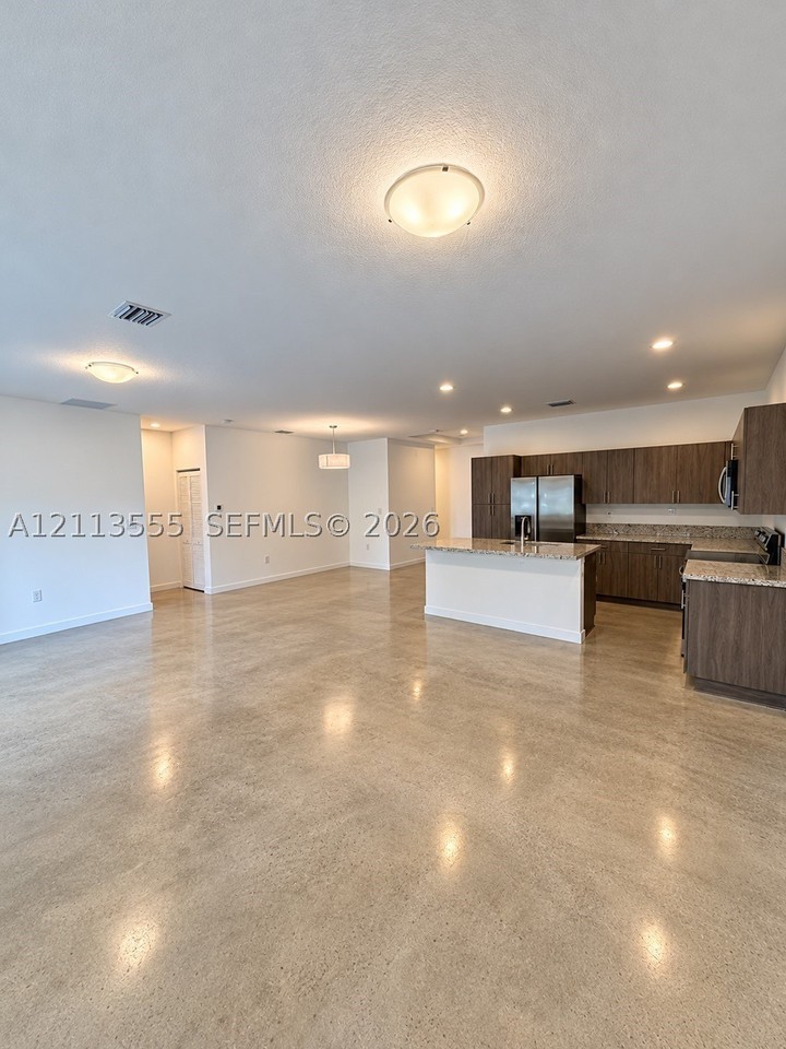 104 Nw 31st Ave - Photo 7 of 32