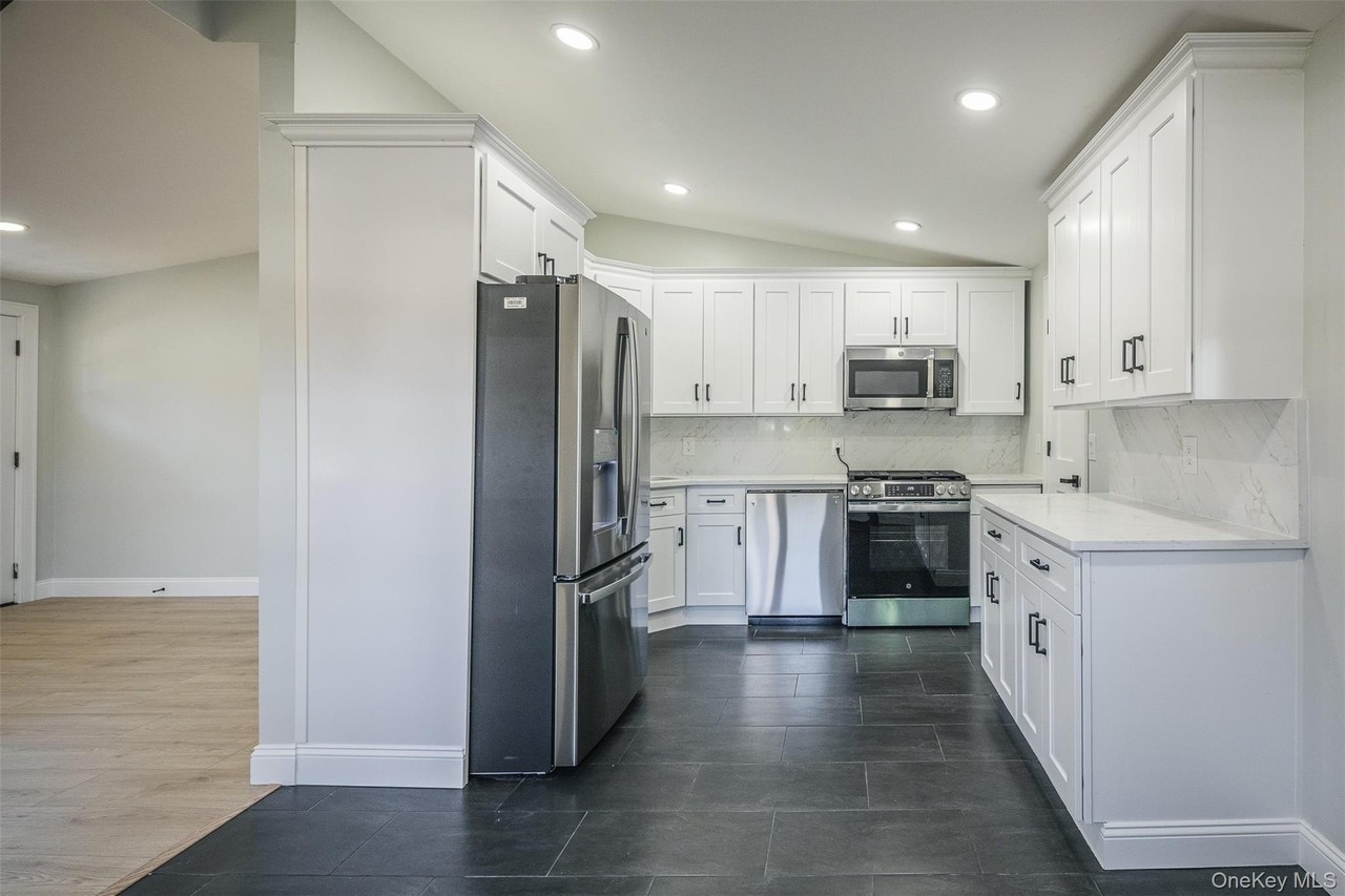 76 Samuel St - Photo 3 of 18