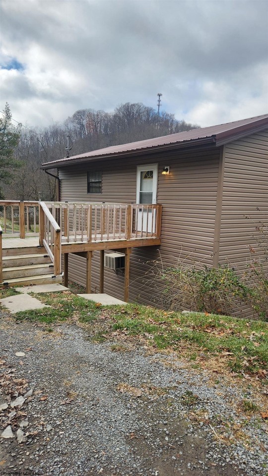 1752 Tyrone Rd - Photo 2 of 11