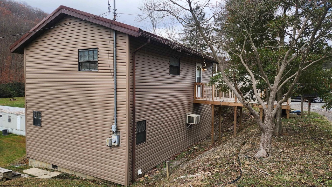 1752 Tyrone Rd - Photo 3 of 11