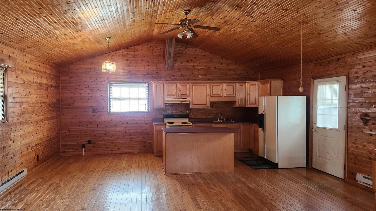 1752 Tyrone Rd - Photo 5 of 11