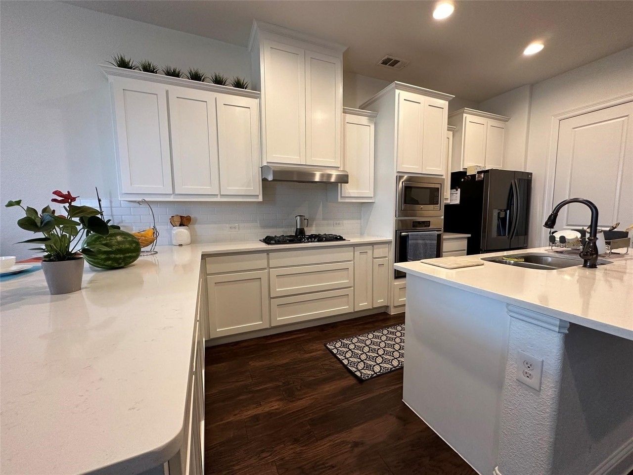 3709 Delta Dr - Photo 4 of 15