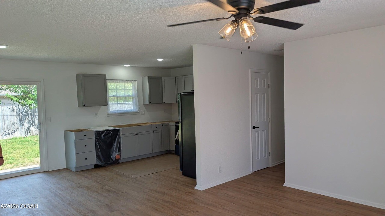 1815 W 22nd St - Photo 3 of 8
