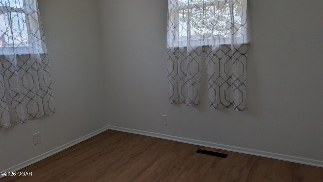 1815 W 22nd St - Photo 5 of 8