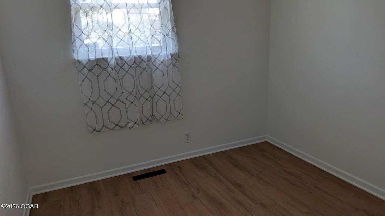 1815 W 22nd St - Photo 6 of 8
