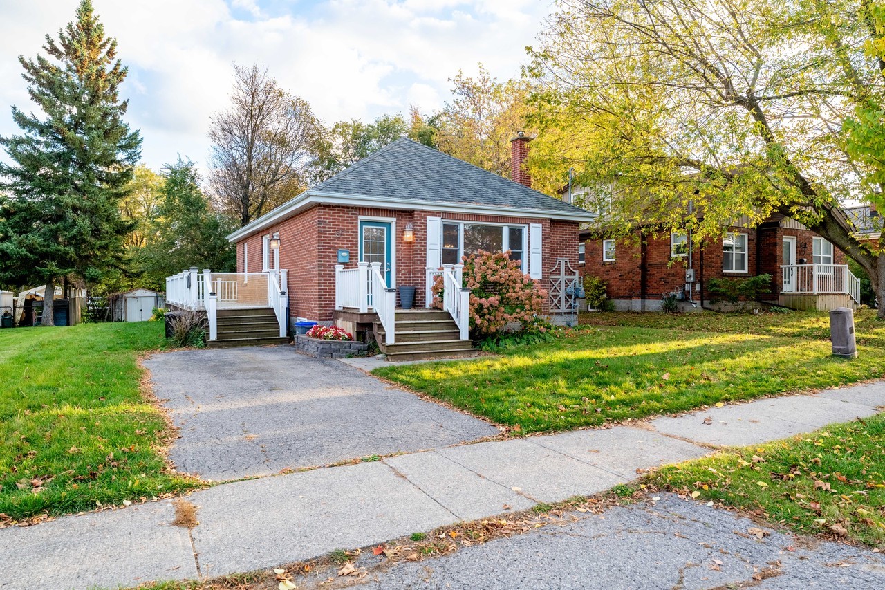 151 University Avenue East - Photo 2 of 33