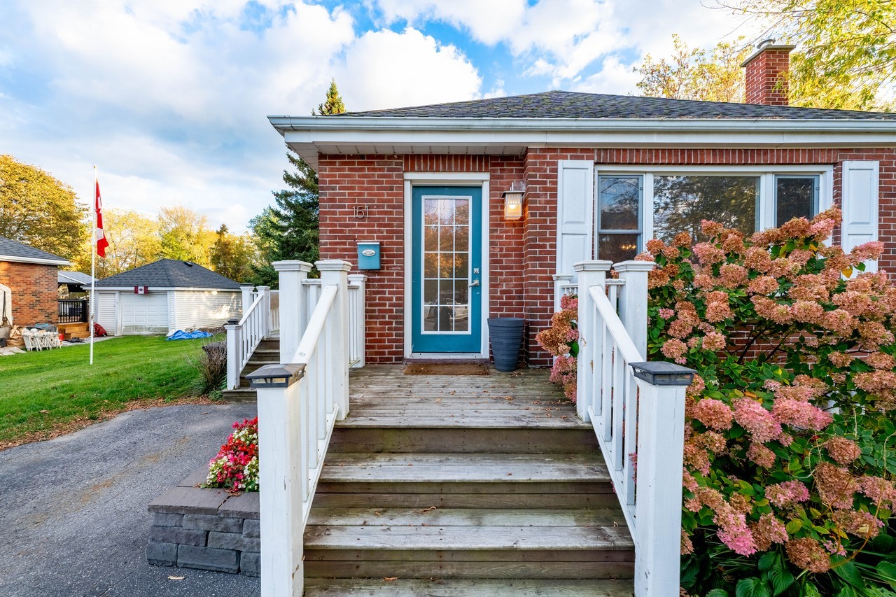 151 University Avenue East - Photo 3 of 33