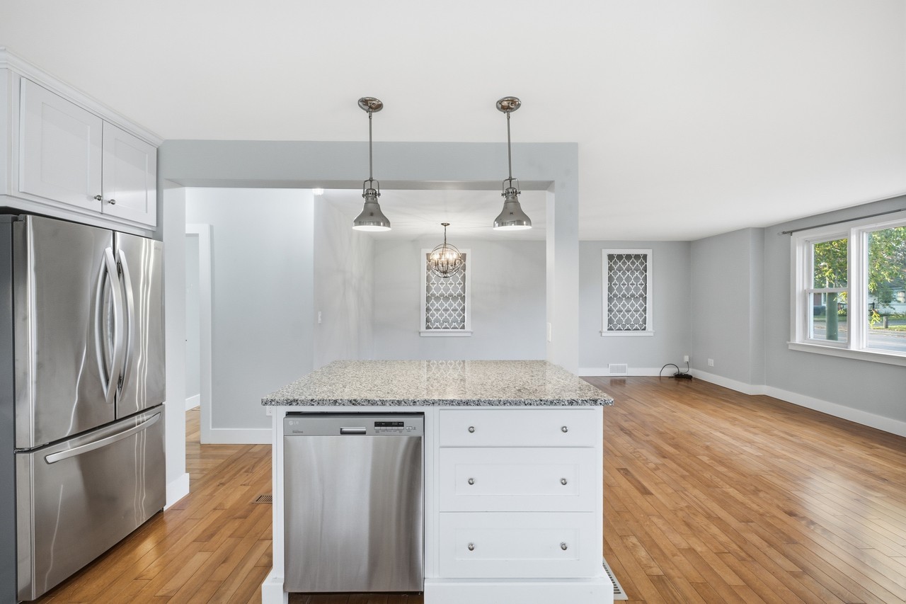 151 University Avenue East - Photo 5 of 33