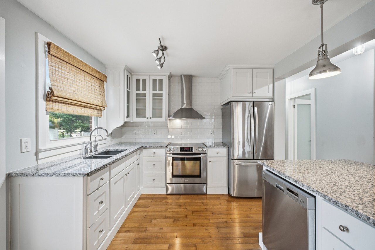 151 University Avenue East - Photo 4 of 33