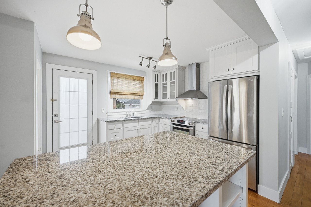 151 University Avenue East - Photo 7 of 33