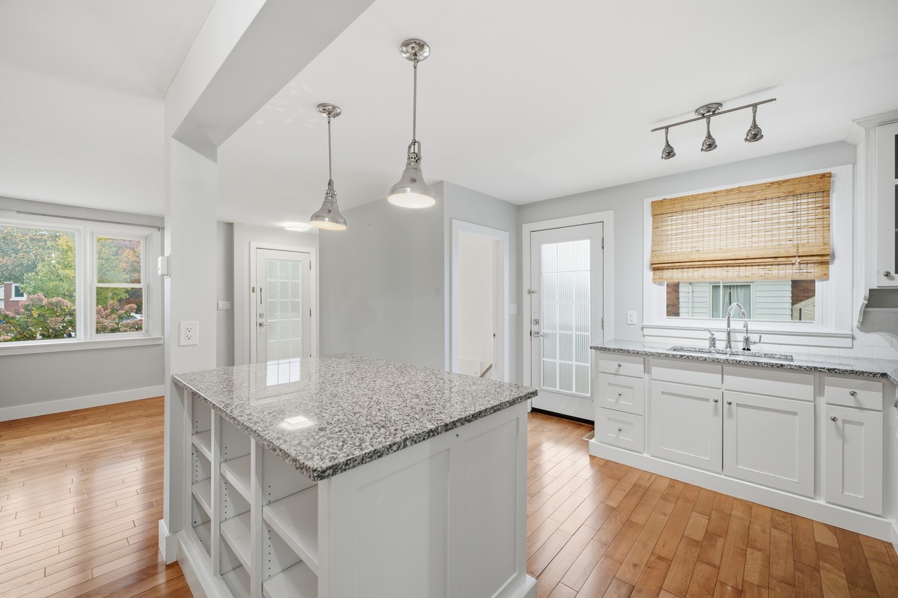 151 University Avenue East - Photo 6 of 33