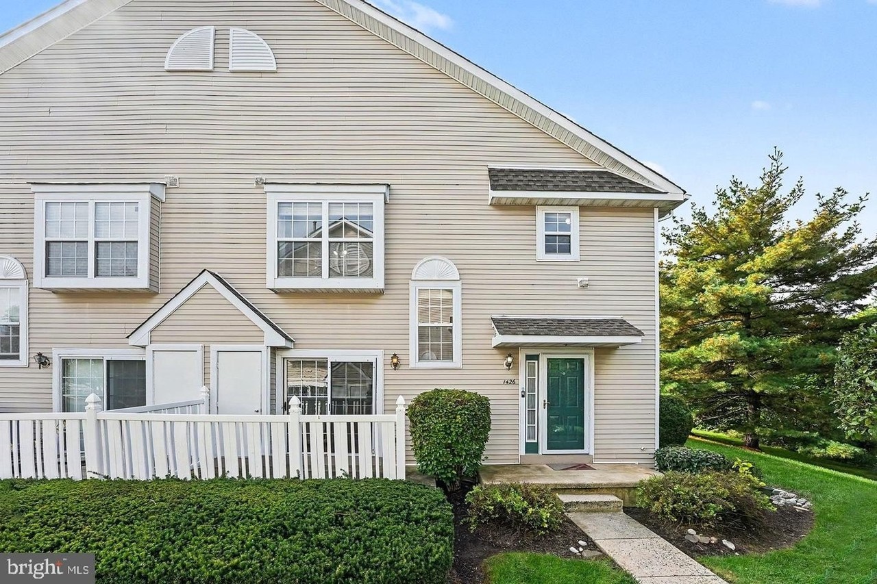 1426 Angela Ct - Photo 2 of 42