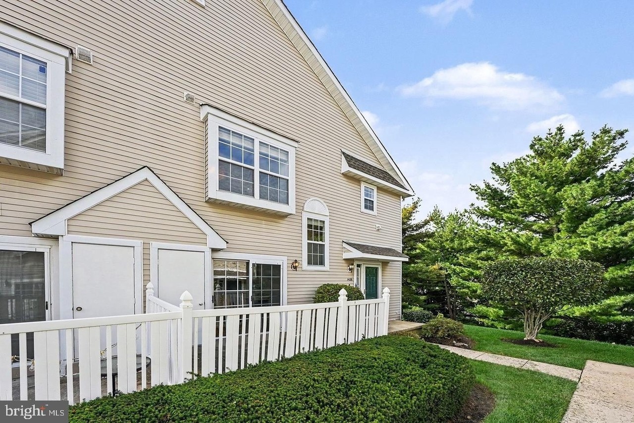 1426 Angela Ct - Photo 3 of 42