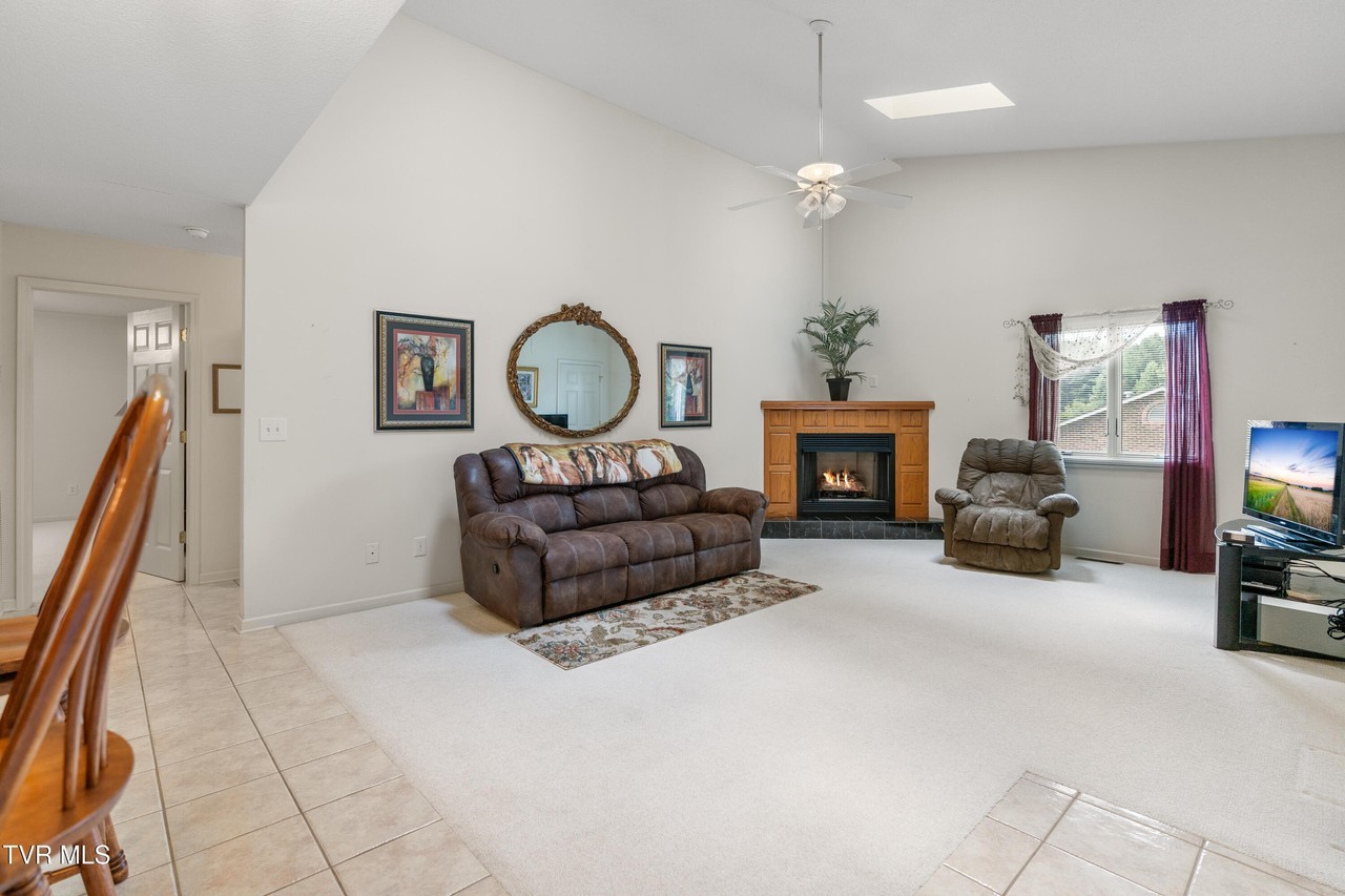 310 Viking Pl - Photo 4 of 10