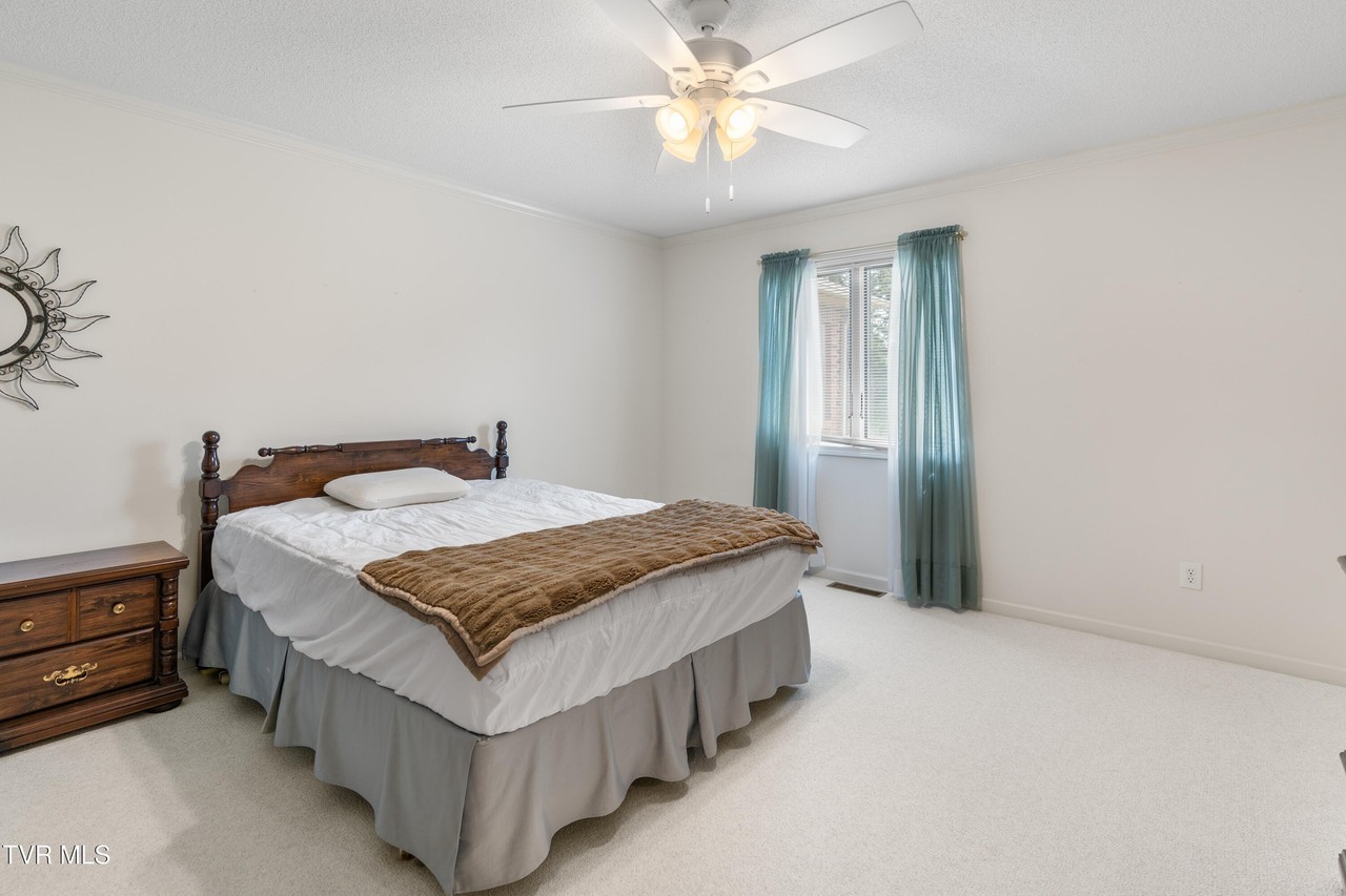 310 Viking Pl - Photo 6 of 10