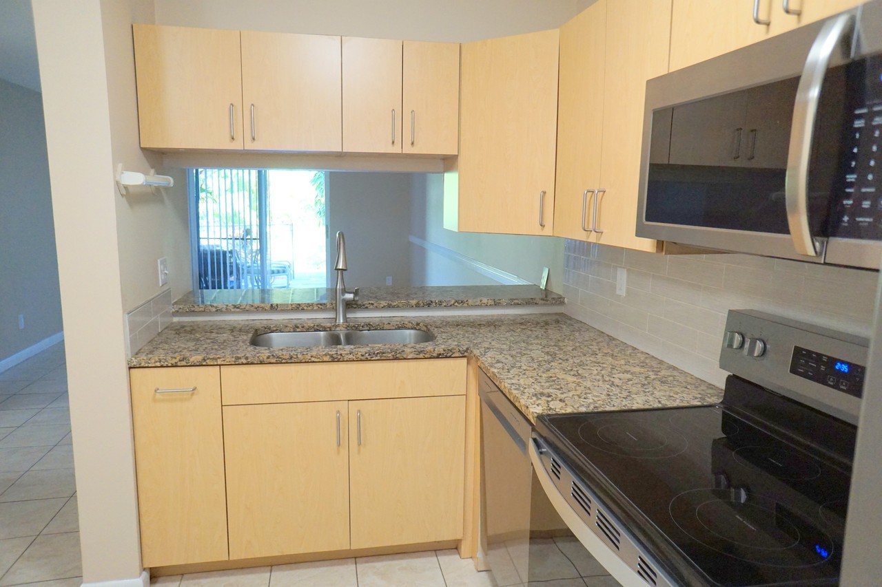 4073 Northwest 114th Avenue - Photo 6 of 37