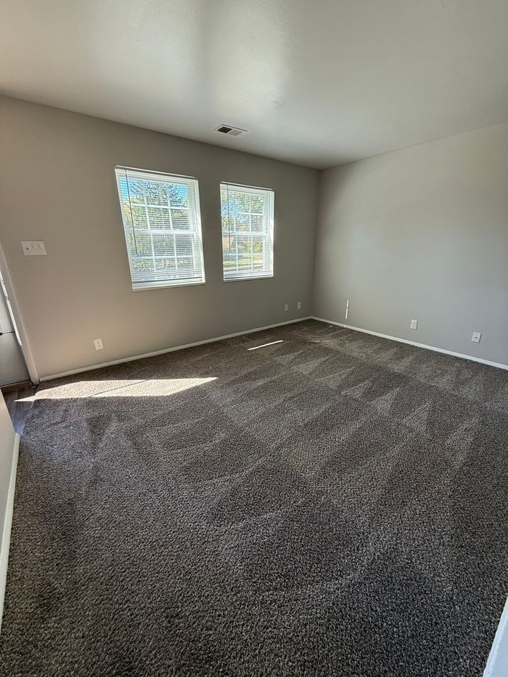 4805 Rolling Ridge Dr