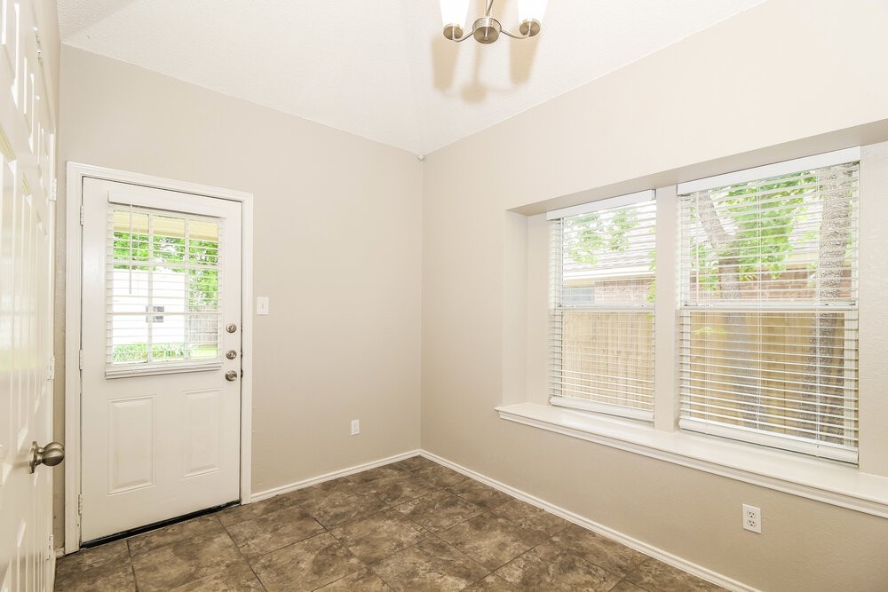1753 Overland St - Photo 7 of 17