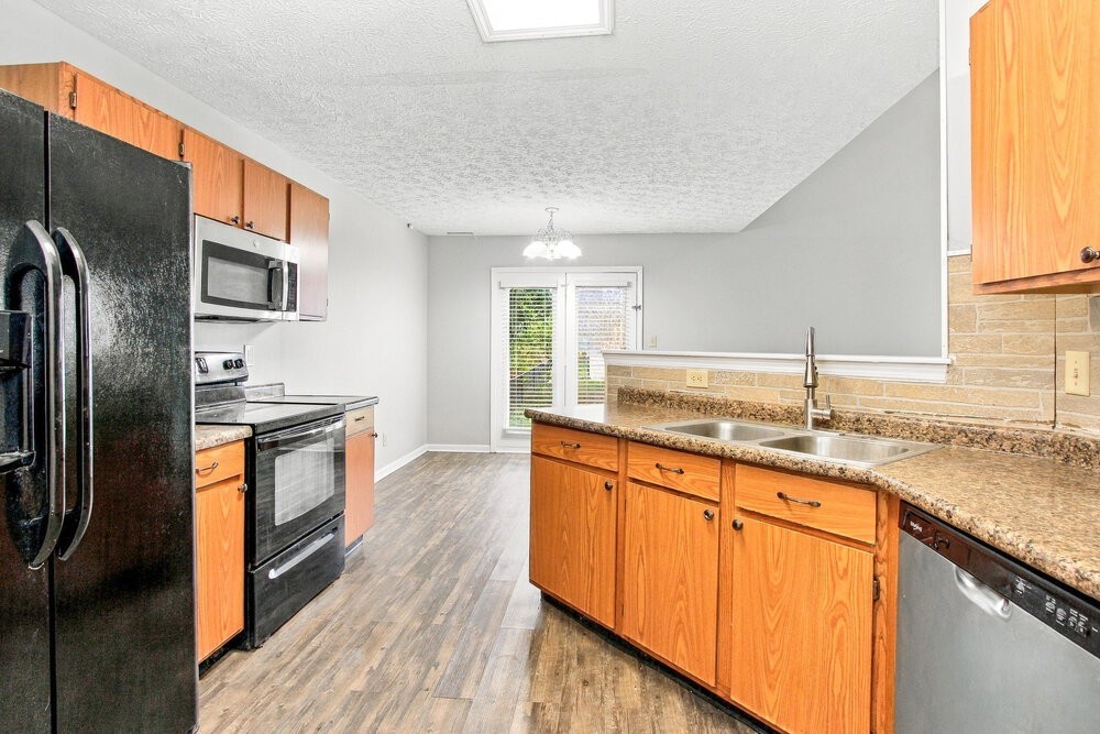 4465 Connaught West Dr - Photo 6 of 17
