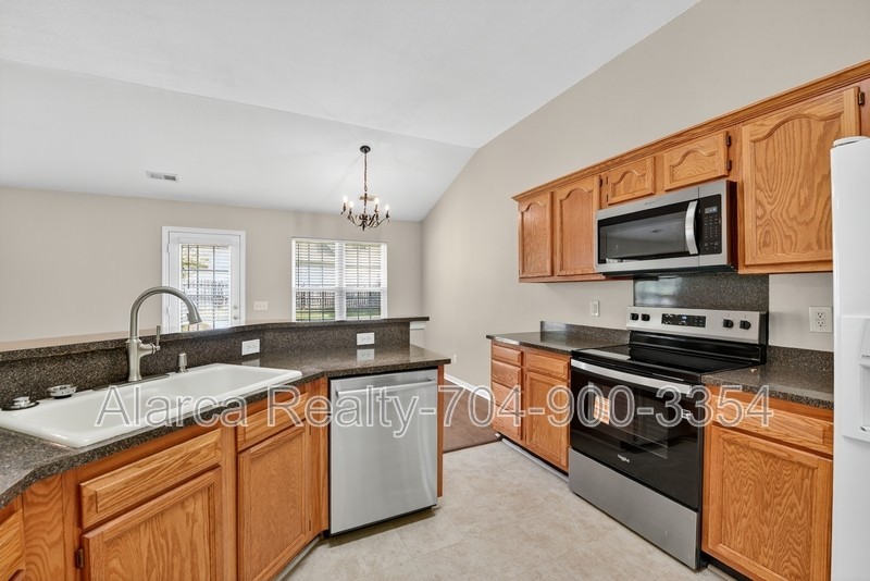 11223 Dickie Ross Rd - Photo 3 of 23