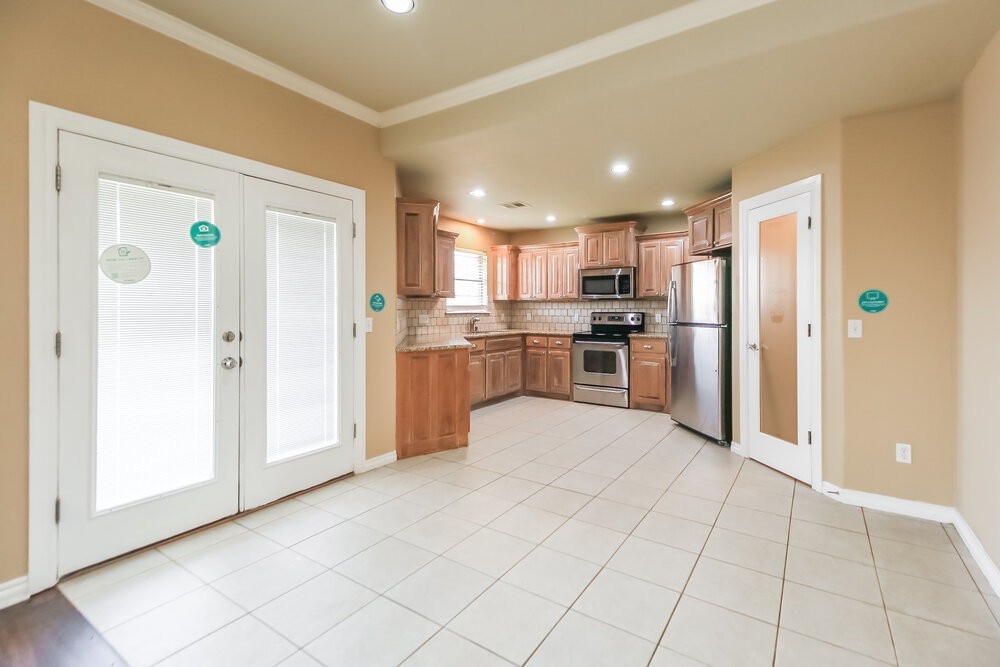 2617 Se 6th Cir - Photo 6 of 16