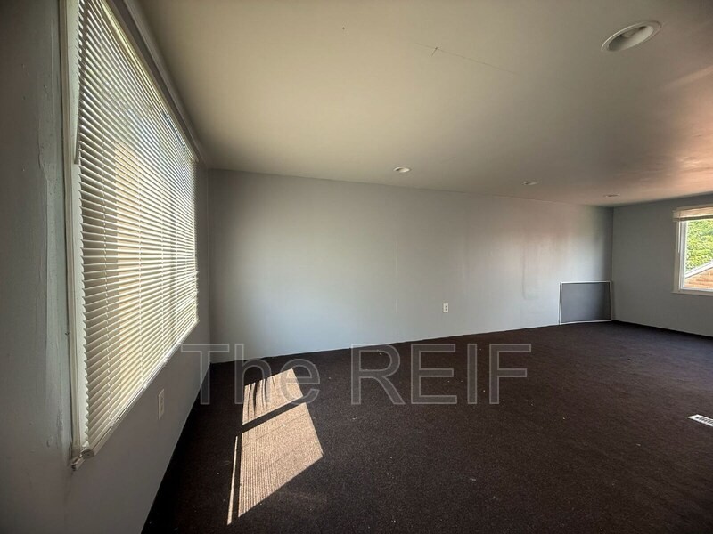 13684 Wadsworth St - Photo 4 of 10
