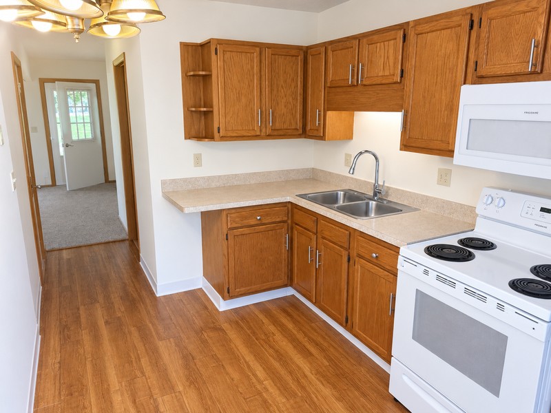 565 Leisure Ln - Photo 4 of 18