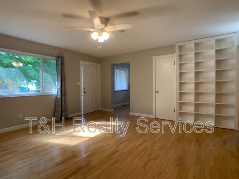 733 Laurel Ln - Photo 6 of 26