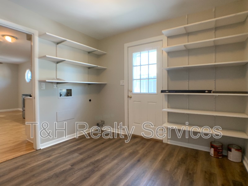 733 Laurel Ln - Photo 7 of 26