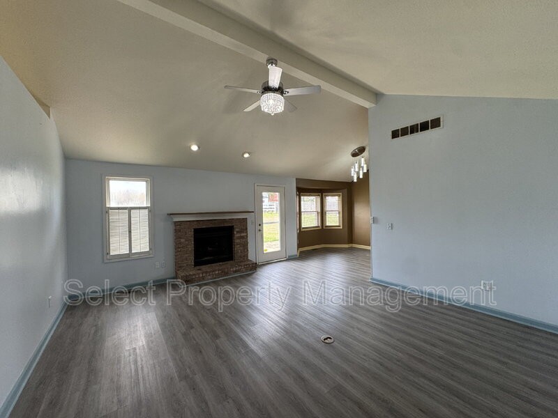 906 Autumn Ridge Ln - Photo 2 of 19
