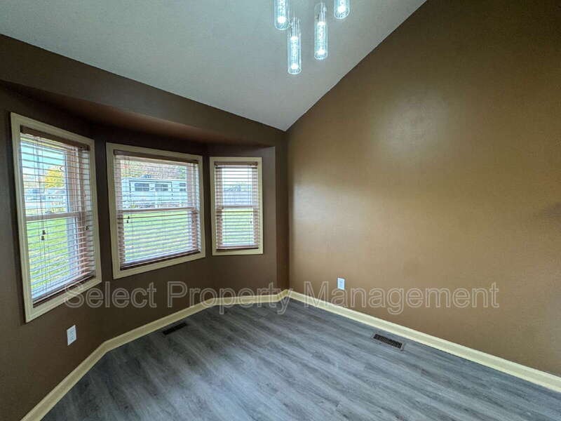 906 Autumn Ridge Ln - Photo 4 of 19